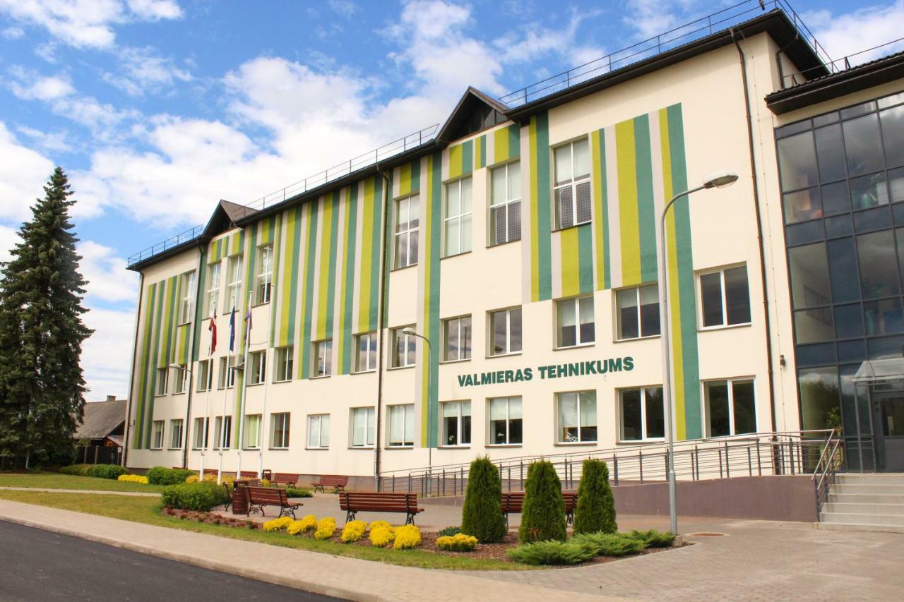 Valmieras Tehnikuma Dienesta Viesnica Екстериор снимка